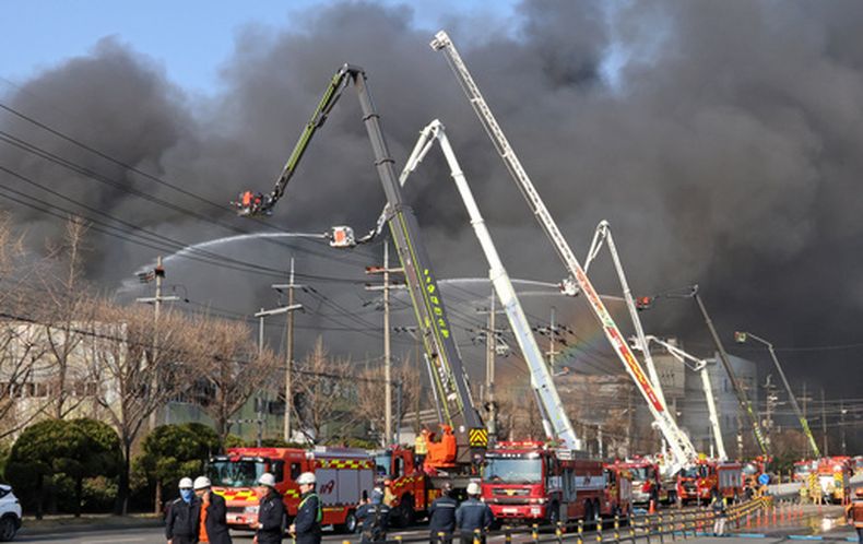 Los bomberos acuden a sofocar un incendio en una planta de recambios de automóviles en Daejeon, Corea del Sur, viernes 20 de marzo de 2026. (Kim June-beom/Yonhap vía AP)