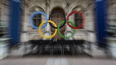 ARCHIVO - Los anillos olímpicos frente al ayuntamiento de París, el domingo 30 de abril de 2023. (AP Foto/Aurelien Morissard)