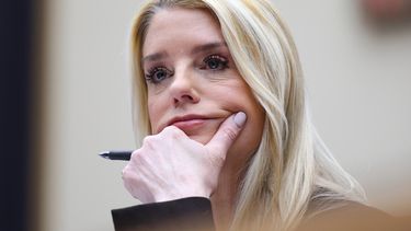 ARCHIVO - La secretaria de Justicia Pam Bondi escucha su testimonio ante una audiencia de supervisión de la Comisión Judicial de la Cámara de Representantes, en el Capitolio, Washington, el 11 de febrero de 2026. (Foto AP/Tom Brenner, archivo)