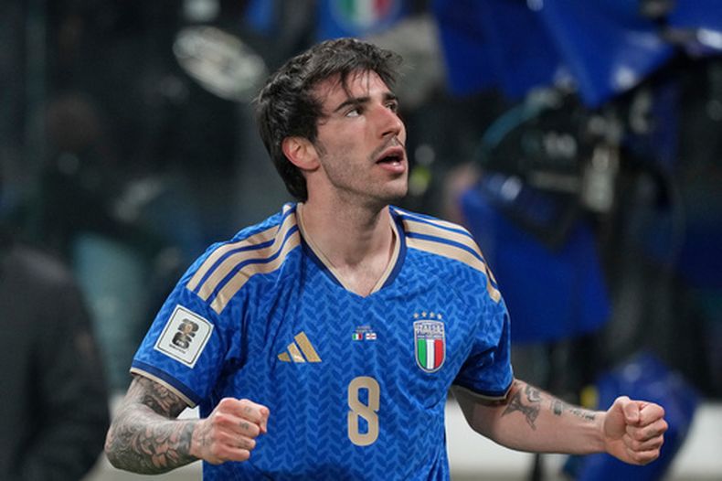 ARCHIVO - Foto del 26 de marzo del 2026, el italiano Sandro Tonalli celebra al anotar el primer gol de su selección en el repechaje al Mundial ante Irlanda del Norte. (AP Foto/Antonio Calanni, Archivo)