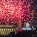 ARCHIVO - Fuegos artificiales en el National Mall sobre el Monumento a Lincoln, en el Monumento a Washington, durante las celebraciones por el Día de la Independencia, en Washington, el lunes 4 de julio de 2022. (AP Foto/J. David Ake, Archivo)