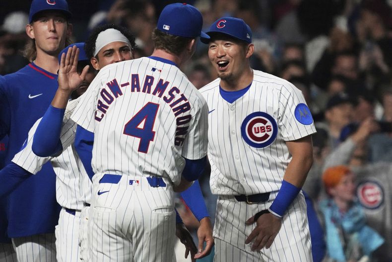Pete Crow-Armstrong y Seiya Suzuki, de los Cachorros de Chicago, festejan el triunfo sobre los Piratas de Pittsburgh el jueves 12 de junio de 2025 (AP Foto/Nam Y. Huh)
