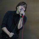 ARCHIVO - El vocalista Thomas Mars de Phoenix durante su concierto en el festival Corona Capital de la Ciudad de México el 17 de noviembre de 2023.Phoenix formará parte de la transmisión en vivo de Amazon Music desde el Festival Primavera Sound de Barcelona que se realizará del 29 de mayo al 1 de junio de 2024. (Foto AP/Eduardo Verdugo, archivo)