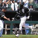 Luis Robert Jr., derecha, de Medias Blancas de Chicago, celebra con el coach de tercera Eddie Rodríguez después de batear cuadrangular solitario durante la cuarta entrada del juego de béisbol en contra de los Reales de Kansas City, en Chicago, el domingo 21 de mayo de 2023. (AP Photo/Nam Y. Huh)