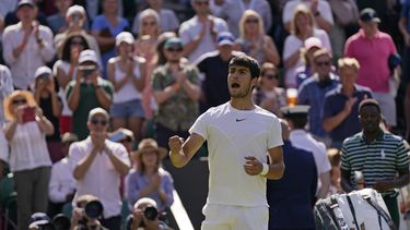 El español Carlos Alcaraz celebra después de derrotar a Alexandre Muller, de Francia, en el torneo de individuales de Wimbledon, en Londres, el viernes 7 de julio de 2023. (AP Foto/Alberto Pezzali)