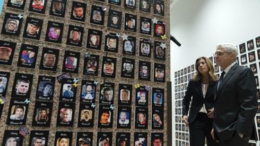 El secretario de Justicia de EEUU Merrick Garland, junto con la administradora de la DEA Anne Milgram, con retratos de personas que murieron por drogas, en Washington, el 26 de septiembre de 2023. (Foto AP /Jose Luis Magana)