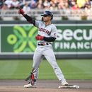 El venezolano Andrés Giménez, de los Guardianes de Cleveland, festeja luego de conectar un doble en el juego del sábado 3 de junio de 2023, frente a los Mellizos de Minnesota (AP Foto/Craig Lassig)