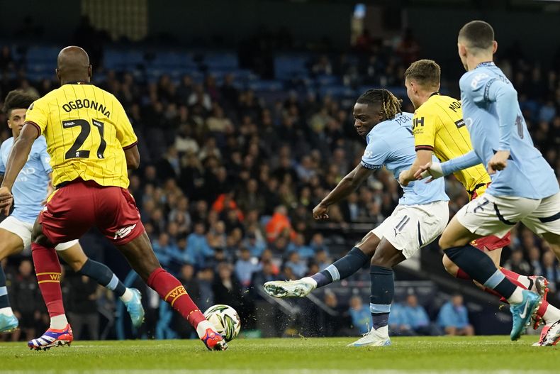 Jeremy Doku del Manchester City marca un gol ante Watford en la Copa de la Liga inglesa, el martes 24 de septiembre de 2024, en Manchester. (AP Photo/Dave Thompson)