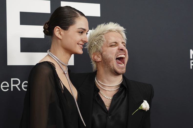 Charlotte Lawrence, izquierda, y Andrew Watt llegan a la 67ª entrega anual de los Grammy el domingo 2 de febrero de 2025 en Los Ángeles. (Foto Jordan Strauss/Invision/AP)