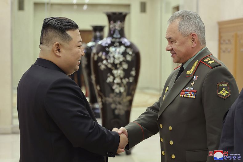 En esta imagen difundida por el gobierno de Corea del Norte, el gobernante norcoreano Kim Jong Un estrecha la mano del ministro de Defensa de Rusia, Serguéi Shoigu, en la sede del Comité Central del Partido de los Trabajadores, el miércoles 26 de julio de 2023, en Pyongyang, Corea del Norte. (Korean Central News Agency/Korea News Service via AP)