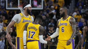 Anthony Davis, Dennis Schröder (17) y LeBron James festejan durante el primer partido de las semifinales del Oeste ante los Warriors de Golden State, el martes 2 de mayo de 2023 (AP Foto/Jeff Chiu)
