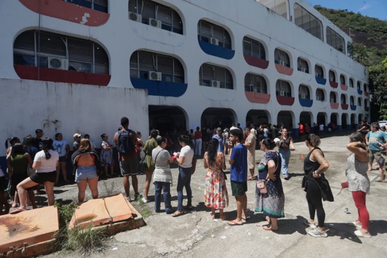 Electores hacen fila en un centro de votación durante las elecciones generales en Río de Janeiro, el domingo 4 de octubre de 2026. (Foto AP/Bruna Prado)
