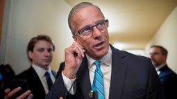 El líder de la mayoría del Senado, John Thune, habla con reporteros sobre un proyecto de ley de financiación para terminar el cierre del Departamento de Seguridad Nacional que inició hace más de un mes, en el Capitolio, Washington, el lunes 23 de marzo de 2026. (AP Foto/J. Scott Applewhite)
