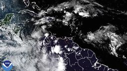 Esta imagen satelital proporcionada por la Oficina Nacional de Administración Oceánica y Atmosférica de Estados Unidos (NOAA, por sus siglas en inglés) muestra varios sistemas meteorológicos, el domingo 3 de noviembre de 2024, en el Caribe, Centroamérica y Sudamérica. (NOAA vía AP)