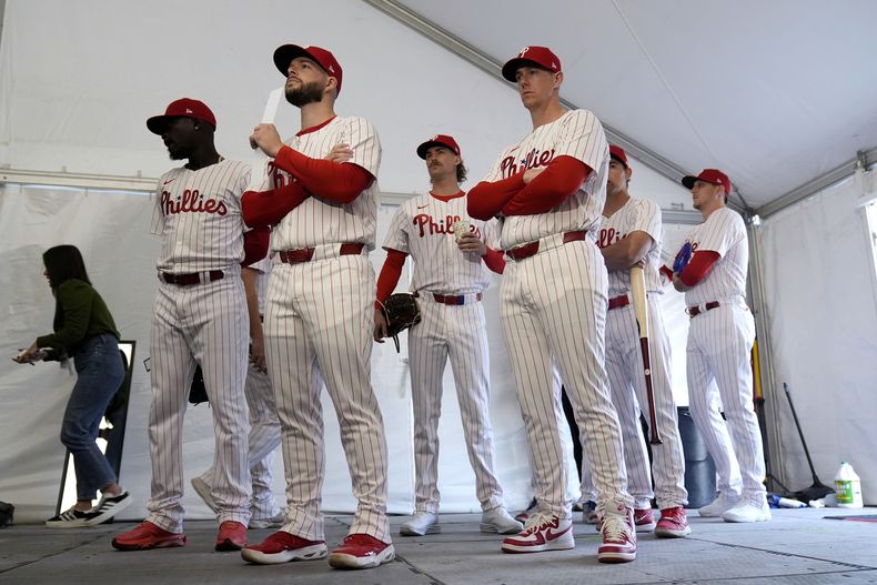 ARCHIVO - Los Filis de Filadelfia esperan para tomarse una foto en la pretemporada, el jueves 22 de febrero de 2024, en Clearwater, Florida (AP foto/Charlie Neibergall, archivo)