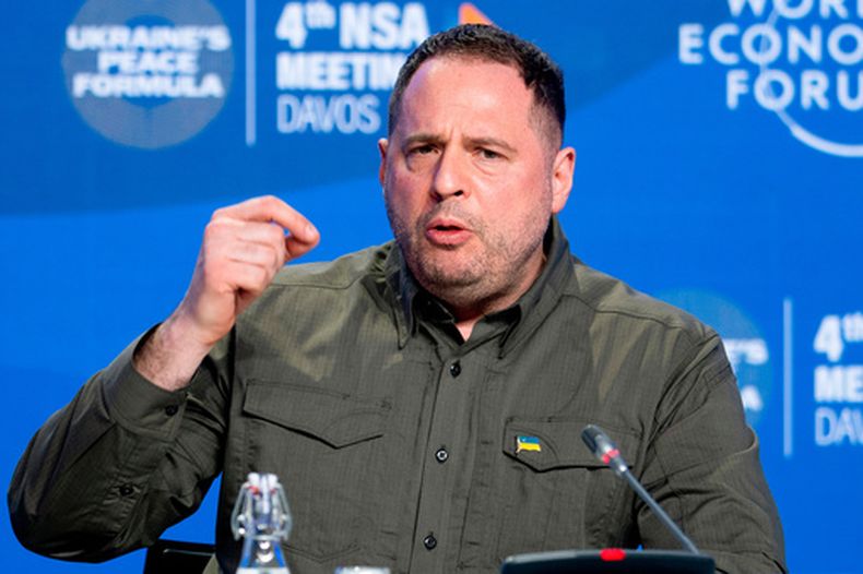 ARCHIVO - El jefe de la oficina del presidente de Ucrania, Andrii Yermak, habla durante una conferencia de prensa en Davos, Suiza, el 14 de enero de 2024. (AP Foto/Markus Schreiber, Archivo)