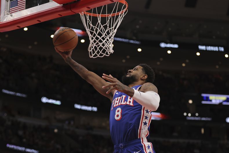 Paul George, alero de los 76ers de Filadelfia, salta hacia la canasta para anotar en el encuentro del sábado 25 de enero de 2025 ante los Bulls de Chicago (AP Foto/Melissa Tamez)