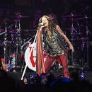 En esta imagen de archivo, Steven Tyler, de la banda Aerosmith, actúa en el inicio de su gira Peace Out: The Farewell Tour, el 2 de septiembre de2023, en el Wells Fargo Center en Filadelfia. (Foto de Amy Harris/Invision/AP, archivo)