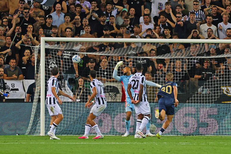 El delantero de la Lazio, Albert Gudmundsson (a la derecha), celebra tras anotar durante el partido de fútbol de la Serie A entre el Udinese y la Lazio en Udine, Italia, el lunes 7 de septiembre de 2026. (Foto LaPresse vía AP/Andrea Bressanutti)