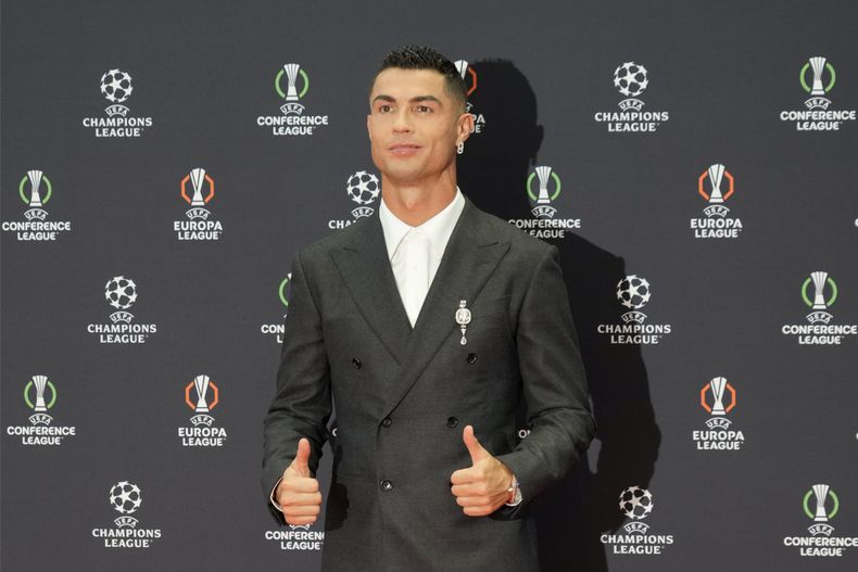 Cristiano Ronaldo, líder anotador de todos los tiempos de la Liga de Campeones, posa a su arribo para el sorteo del torneo europeo en Mónaco el jueves 29 de agosto del 2024. (AP Foto/Gregorio Borgia)