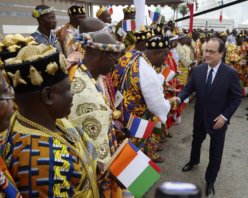 El presidente franc&eacute;s Francois Hollande saluda a representantes de las autoridades tradicionales a su llegada a Abidjan, Costa de Marfil, el 17 de julio del 2o14. Hollande inici&oacute; una visita de tres d&iacute;as a Costa de Marfil, N&iacute;ger