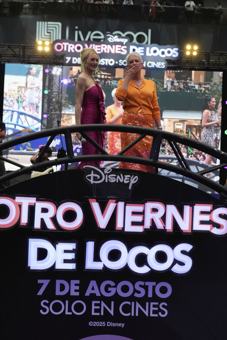 Las actrices Lindsay Lohan, a la izquierda, y Jamie Lee Curtis posan para fotos durante la alfombra roja de la película Freakier Friday en la Ciudad de México, el jueves 24 de julio de 2025. (Foto AP/Marco Ugarte)