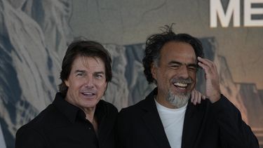 Tom Cruise y el director Alejandro González Iñárritu posan para fotografías durante un evento de presentación de la película Digger en la Ciudad de México, el sábado 26 de septiembre de 2026. (Foto AP/Marco Ugarte)