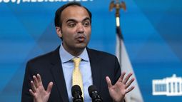 Rohit Chopra, director de la Oficina para la Protección Financiera del Consumidor de Estados Unidos, en la Casa Blanca en Washington el 11 de abril del 2022. (AP foto/Jacquelyn Martin)