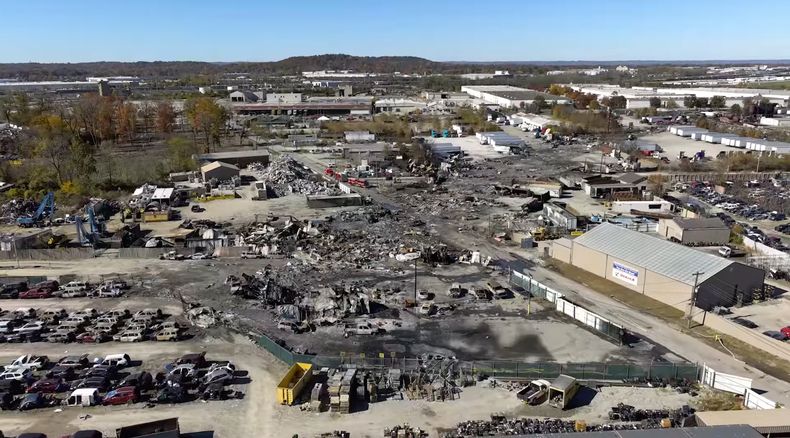 Foto entregada por la Junta Nacional de Seguridad en el Transporte de Estados Unidos que muestra el lugar donde se estrelló la aeronave en Louisville, Kentucky, el 6 de noviembre del 2025. (Junta Nacional de Seguridad en el Transporte de Estados Unidos via AP)