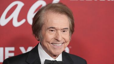 Raphael llega a la 26ª ceremonia de la Persona del Año de los Latin Grammy en su honor el miércoles 12 de noviembre de 2025 en Mandalay Bay en Las Vegas. (Foto AP/Chris Pizzello)