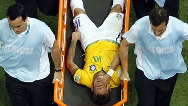 americateve | El brasile&ntilde;o Neymar es retirado en camilla durante el partido de cuartos de final ante Colombia en Fortaleza, Brasil, el viernes 4 de julio de 2014. (AP Foto/Fabrizio Bensch, pool)