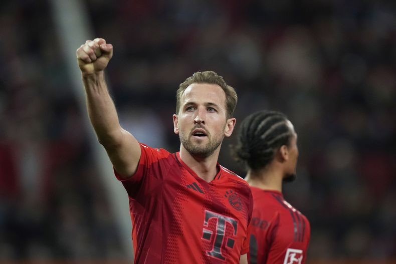 Harry Kane del Bayern Múnich celebra durante el partido contra Augsburgo en la Bundesliga, el viernes 4 de abril de 2025. (AP Foto/Matthias Schrader)