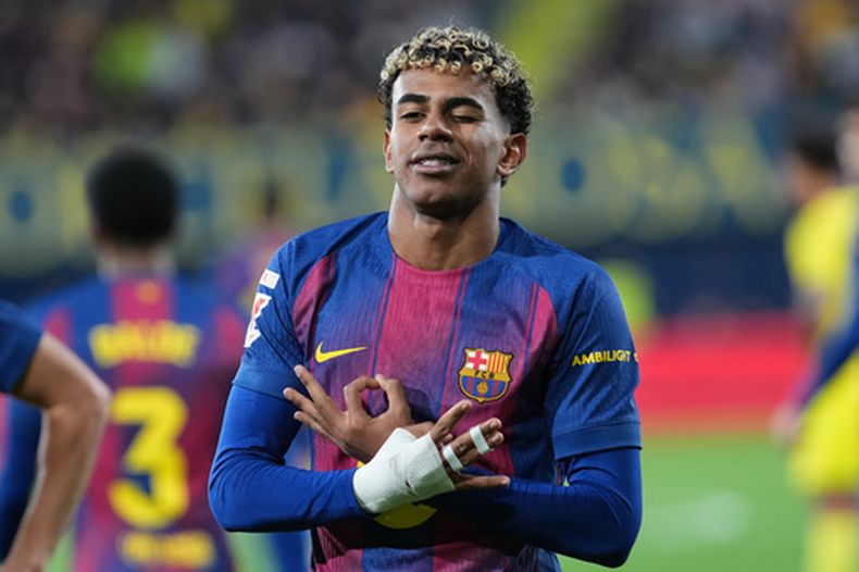 Lamine Yamal del Barcelona celebra tras anotar en el encuentro de La Liga ante el Villarreal el domingo 21 de diciembre del 2025. (AP Foto/Alberto Saiz)