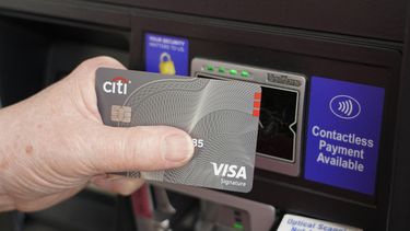 Cómo tasas más altas afectan las finanzas de estadounidenses