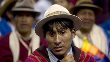 activistas: perdon de francisco a indigenas, una estrategia