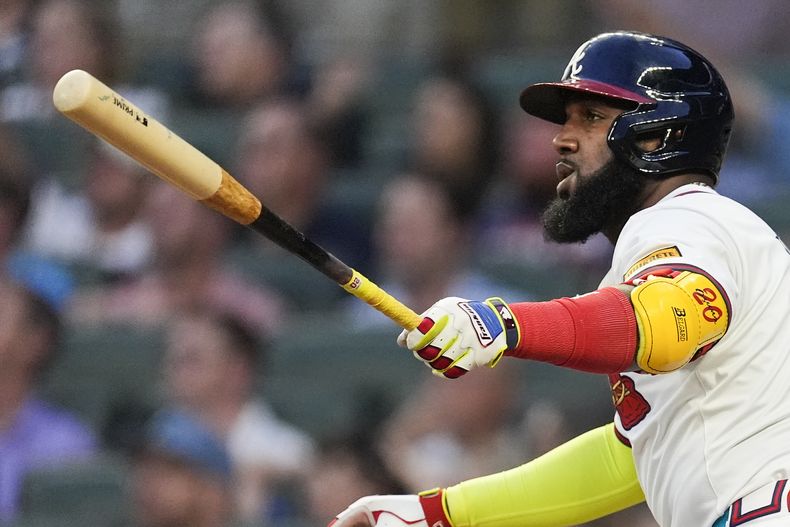 El dominicano Marcell Ozuna, bateador designado de los Bravos de Atlanta, conecta un jonrón en el tercer inning del duelo ante los Medias Rojas de Boston, el miércoles 8 de mayo de 2024 (AP Foto/John Bazemore)