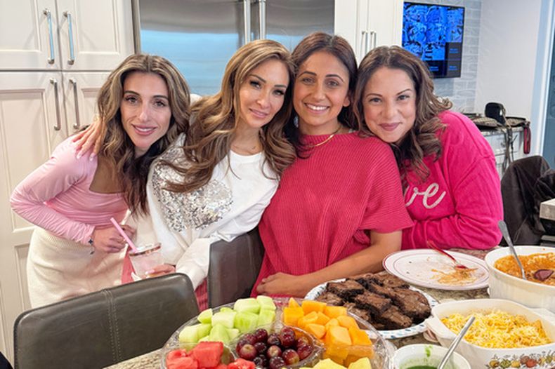 Anastasia Richman, de izquierda a derecha, Chela Papaccioli, Nova Brown y Maria Suppa posan en una fiesta del Día de Galentine organizada por Papaccioli en Franklin Lakes, Nueva Jersey, el 16 de febrero de 2025. (Joyce Shmaruk via AP)