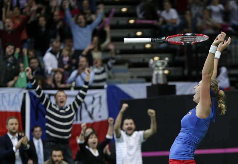 La checa Petra Kvitova celebra su victoria sobre la alemana Angelique Kerber en la Copa Federaci&oacute;n el 9 de noviembre del 2014 en Praga. Su triunfo asegur&oacute; el t&iacute;tulo para su pa&iacute;s. (AP Foto/Petr David Josek)