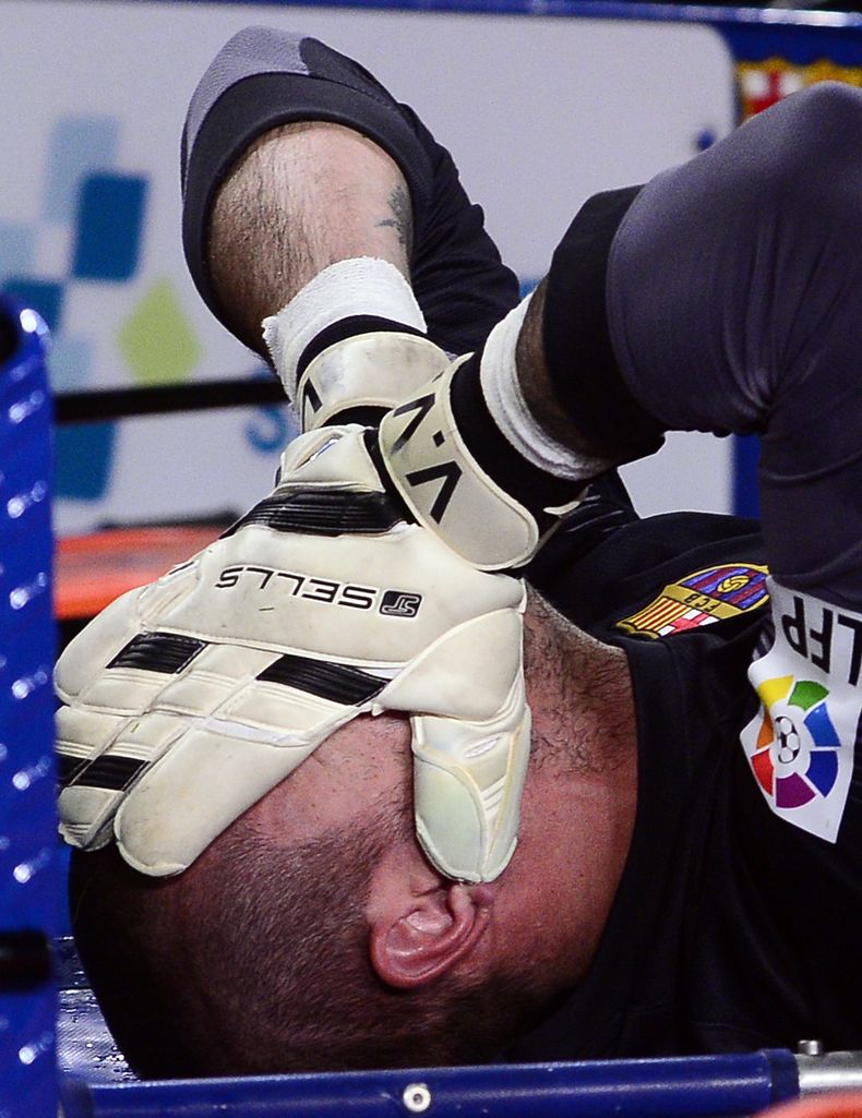 El portero del Barcelona V&iacute;ctor Vald&eacute;s tras sufrir una lesi&oacute;n en el juego con el Celta de Vigo el mi&eacute;rcoles 26 de marzo de 2014. (Foto de AP/Manu Fernandez)