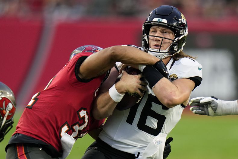 Trevor Lawrence, quarterback de los Jaguars de Jacksonville, es capturado por Antoine Winfield Jr., de los Buccaneers de tampa Bay, en el partido del domingo 24 de diciembre de 2023 (AP foto/Chris OMeara)