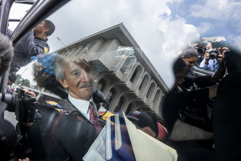 El fundador y director de El Periódico, José Rubén Zamora, es trasladado en una coche patrulla hacia prisión después de la audiencia de juicio en Ciudad de Guatemala, el miércoles 14 de junio de 2023. Un tribunal condenó a Zamora y le sentenció a seis años de prisión en un caso por lavado de dinero. (AP Foto/Santiago Billy)