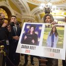ARCHIVO - La senadora Joni Ernst, representante de Iowa, sostiene un cartel con fotos de las víctimas de asesinato Sarah Root y Laken Riley mientras habla en el Capitolio, el 27 de febrero de 2024, en Washington. (AP Foto/Mark Schiefelbein, Archivo)