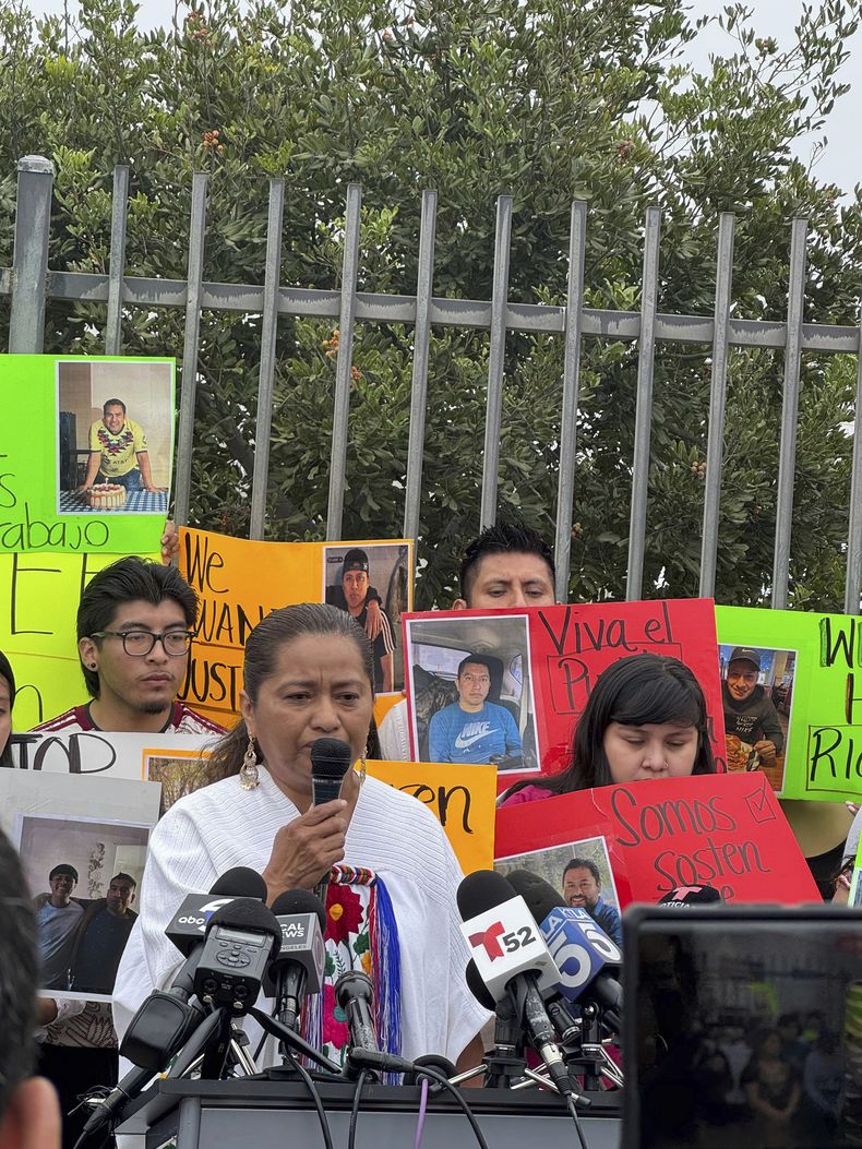 Perla Rios, líder comunitaria indígena, en una conferencia de prensa el lunes 9 de junio de 2025, en Los Ángeles. (AP Foto/Dorany Pineda)