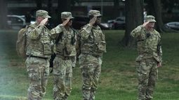 Soldados de la Guardia Nacional saludan al paso del vehículo del presidente Donald Trump cerca de la Casa Blanca, el jueves 21 de agosto de 2025, en Washington. (AP Foto/Jacquelyn Martin)
