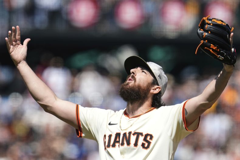 Ryan Walker, lanzador de los Gigantes de San Francisco, reacciona después de ponchar a JJ Bleday, de los Atléticos, para ponerle fin al partido de béisbol de Grandes Ligas, el domingo 18 de mayo de 2025, en San Francisco. (AP Foto/Godofredo A. Vásquez)