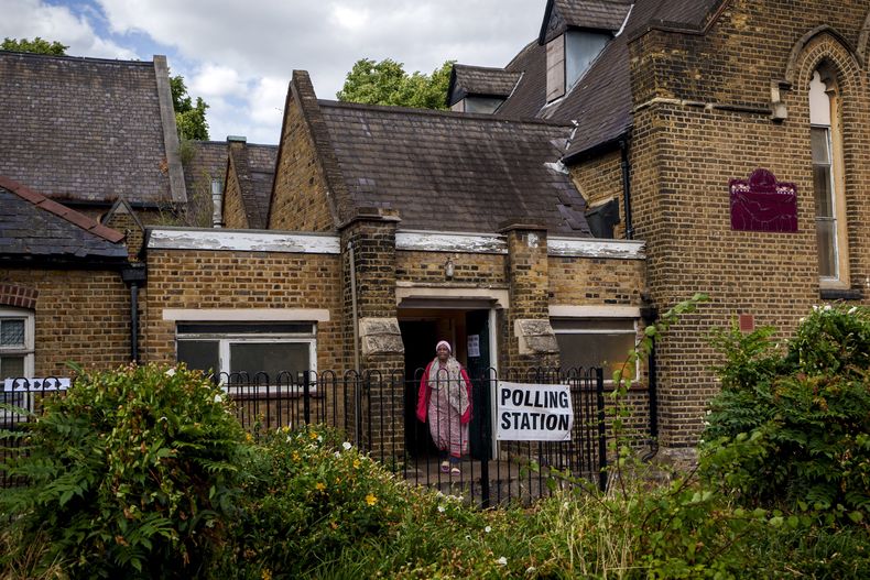 ARCHIVO - Una mujer sale de un centro de votación en la iglesia de St. Anne en Bermondsey, Londres, el 4 de julio de 2024. (AP Foto/Vadim Ghirda, Archivo)