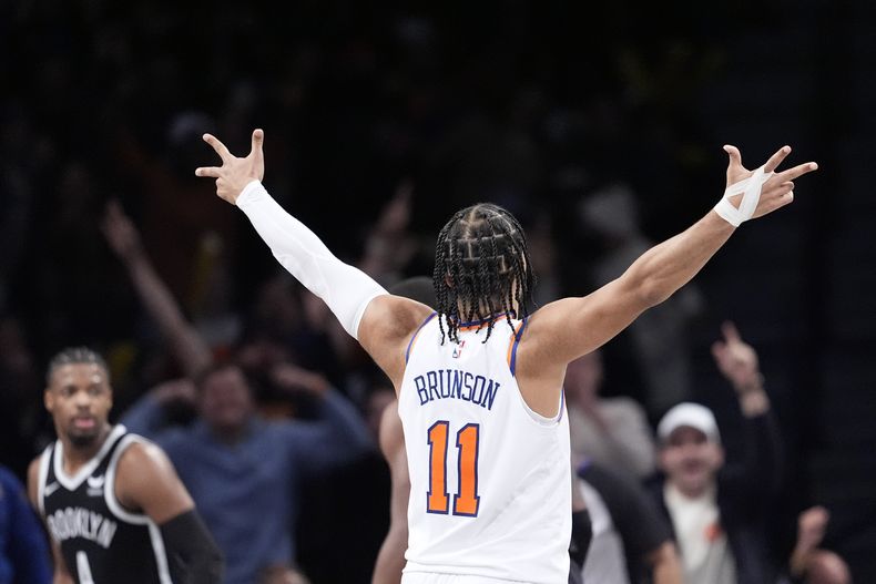 Jalen Brunson, base de los Knicks de Nueva York, festeja luego de atinar un triple en el partido del martes 23 de enero de 2024, ante los Nets de Brooklyn (AP Foto/Mary Altaffer)