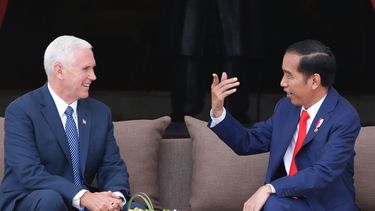 Pence elogia a Indonesia por su democracia y tolerancia