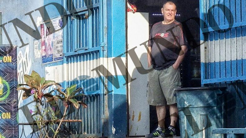 El etarra Juana Chaos en la puerta de su licorería de&nbsp;Chichiriviche