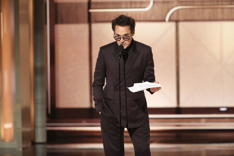 En esta imagen proporcionada por CBS, Robert Downey Jr. recibe el premio a mejor actor de reparto en una película por Oppenheimer en la 81a edición de los Globos de Oro el domingo 7 de enero de 2024, en el Hotel Beverly Hilton en Beverly Hills, California. (Sonja Flemming/CBS via AP)